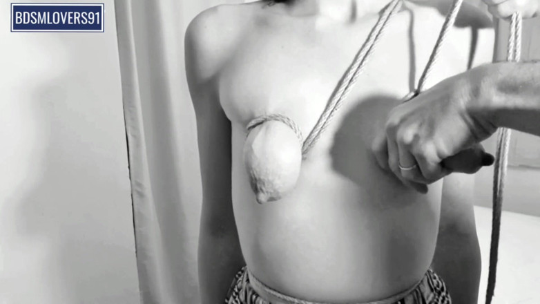 Bdsmlovers91: パパの痴女は小さな垂れ下がったおっぱいと乳首を荒らすことにハマる