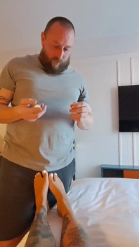 Demi-sœur, adoration des pieds moites et footjob