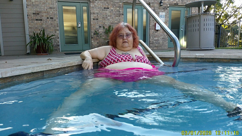 BBW nurse Vicki adventures with friends: Jururawat cantik vicki menunjuk-nunjukkan kasut airnya