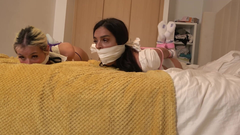 Latina Fetish: Lilly &amp; Latina: Sock Play Night zamienia się w związaną i...