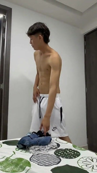 我在她洗澡时用我继妹的内衣自慰，最后我给了她一次丰富的性爱