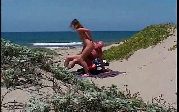 Pound Me Outside: Morena gostosa fodendo cara careca na praia