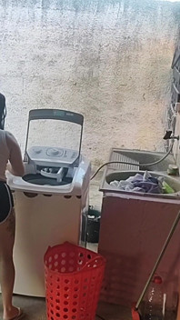 La moglie se ne è andata e la cameriera non ha potuto fermare il mio cazzo eretto