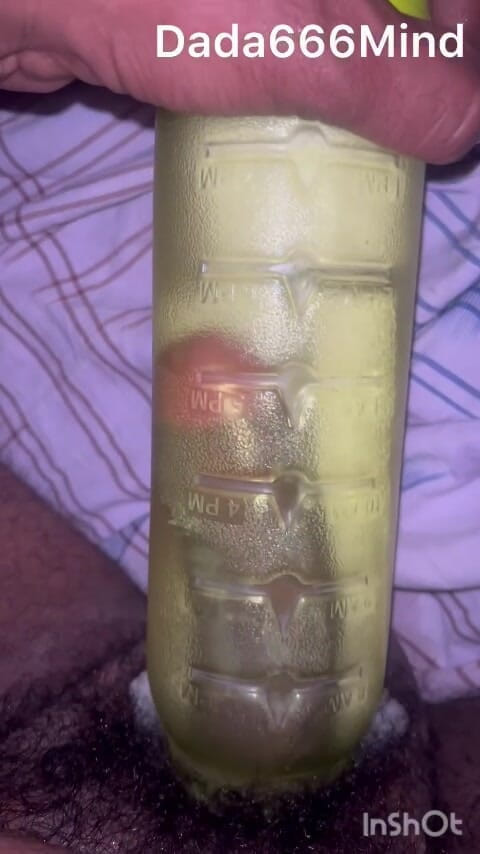 Zingaa: Jongen gebruikt poesje met waterfles - hij neukt zichzelf