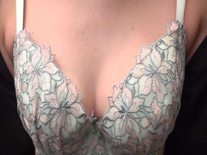 MBM3988: P122g01 Hermanastra Arasa, una miembro del departamento de belleza, está...