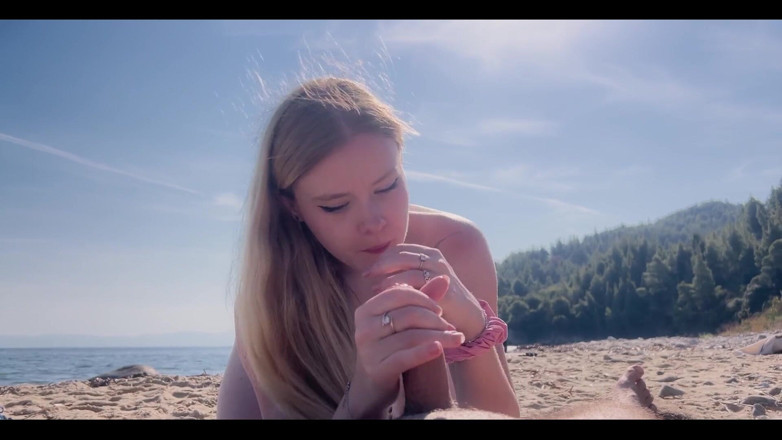 Luna and Sage: Arriesgandolo todo en la playa vacía - verdadera pareja amateur chorro