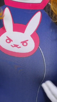 Cewek sange ini lagi asik nyepong dan ngentot pentilnya pakai kostum cosplay sampai dia mengerang keenakan