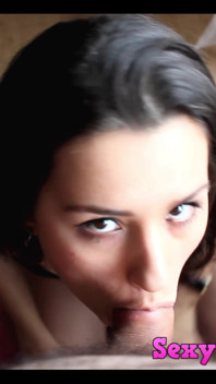 Blowjob sensual remaja seksi pada lututnya menghisap lelaki tua