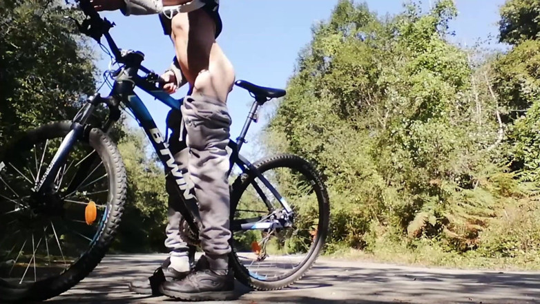 Culopeke: Ragazzo esile con la sua bici nel parco