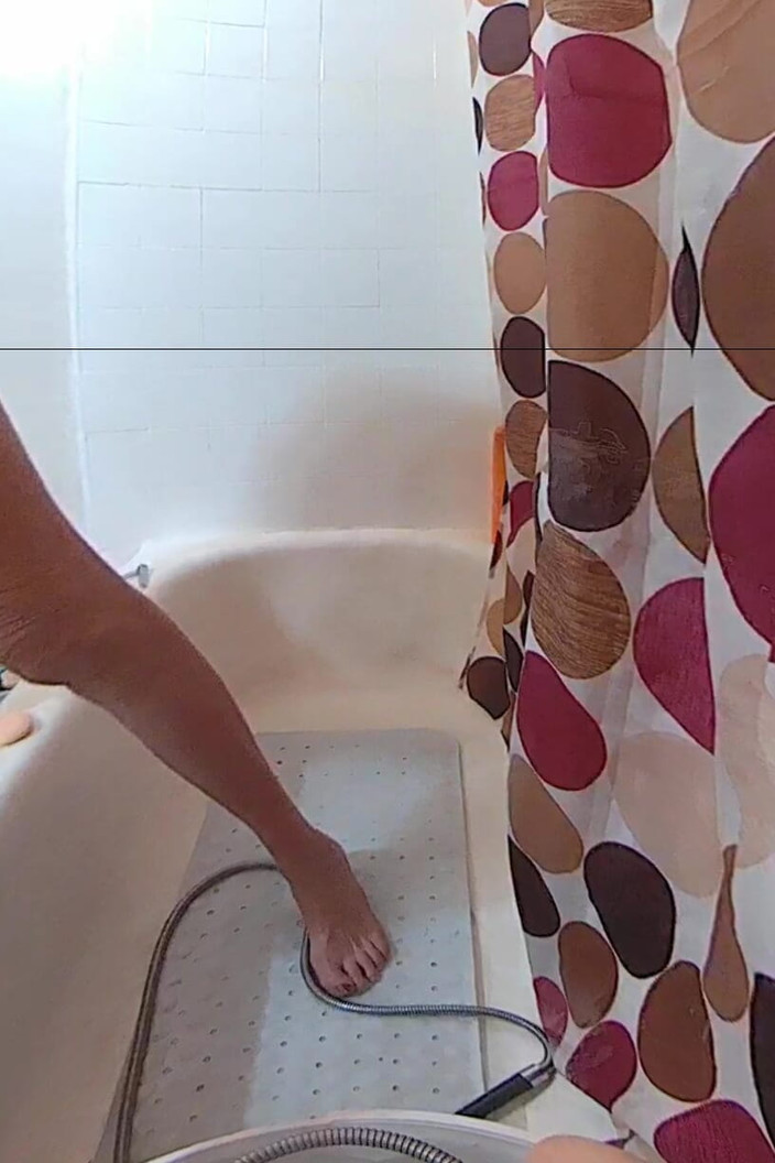 Lizzy Yum VR: Liz Young vr 2025 dilate bañándose 16