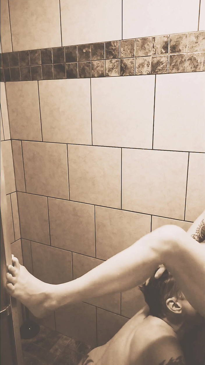 Bombstick and Trouble: Sexy sprcha Šukání s žhavou milfkou