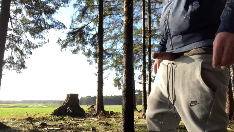 Fratchino: Hete kerel begint zich buitenshuis af te trekken