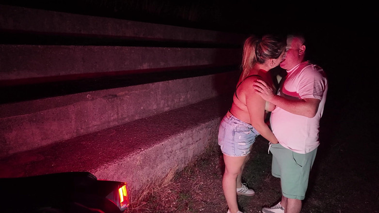 Alex e Bianca: Fotto la mia amica troia fuori mentre suo marito è al...