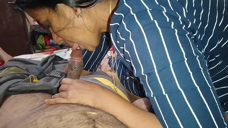 Bijukumar: Malayali dívka si ráda dává péro svého manžela do pusy