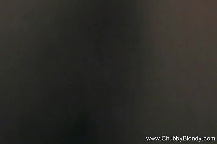 Chubby Blondy: Îi place jocul cu robie