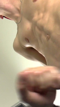 เกย์หนุ่มทาน้ํามันและควยใหญ่ของ Casper ใช้มือ