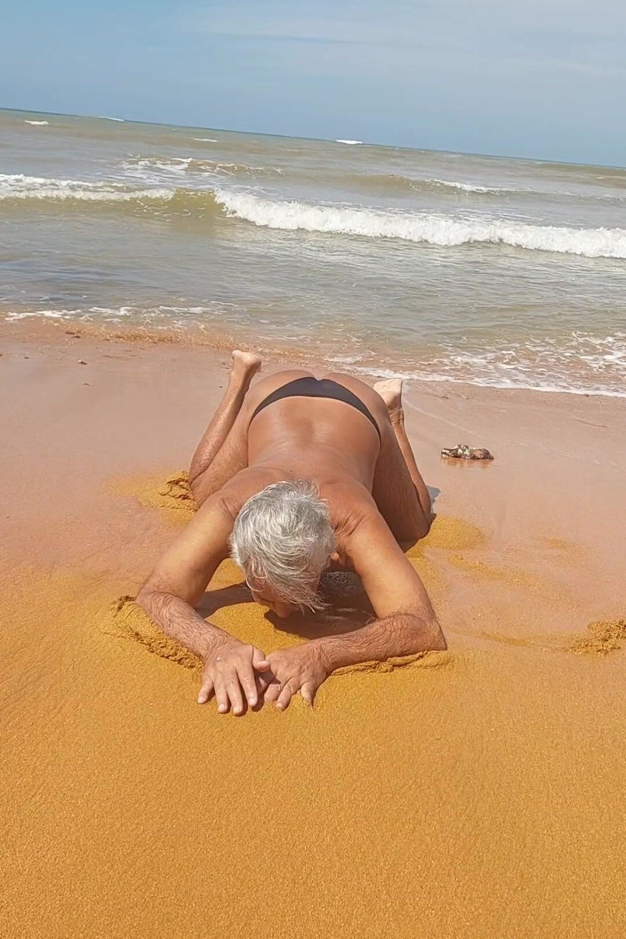 Ladysilvas: Ladysilva sulla spiaggia in mutandine si abbronza il suo culo...