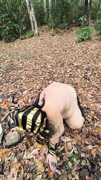 Apa Pelacur Ini Lakukan Dalam Daun-Daun Itu? pada Her Knees?