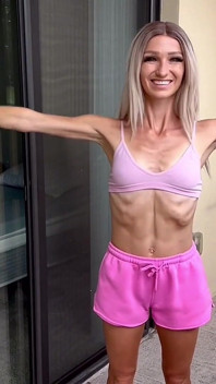 Hubená fit blonďatá dívka se protahuje a cvičí na balkóně