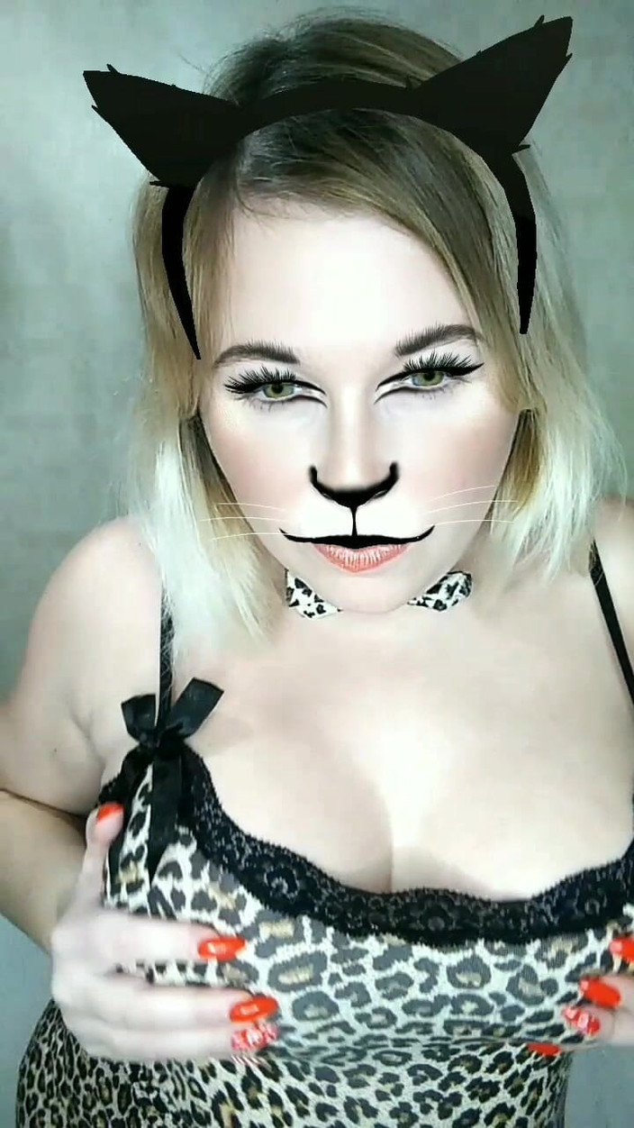 Whitekitten: Baculatá Milfka V Kostýmu Kočičky, Velká Prsa