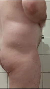 Gay paffuto nella doccia dell'hotel