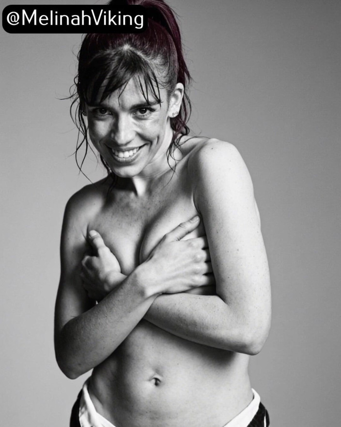 Melinah Viking: B &amp;w Ședință foto topless