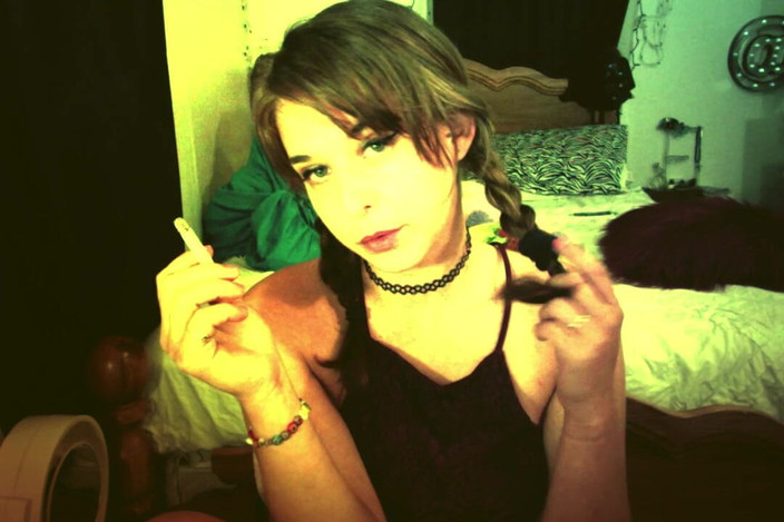 Alli Anderson: Fumando e relaxando