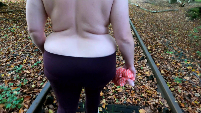 Bouncy Tits Action: Memukul teteknya di kereta api