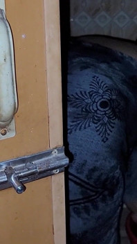 Ma demi-sœur prenait une douche avec la porte ouverte et je voyais