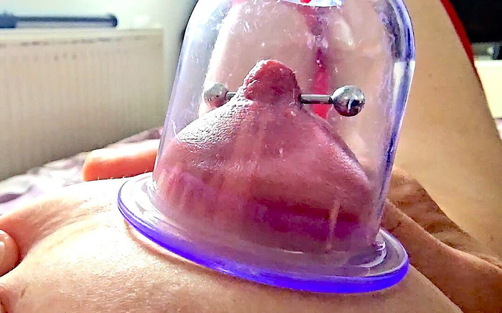 CyntiaCymes: Bombeo chupa duro mis pezones perforados