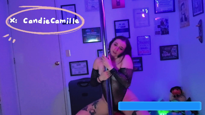 Candy Camille: Lo Spogliarello Termina Con La Masturbazione E Lo Squirting