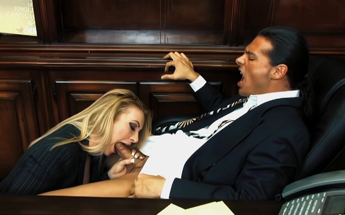 FapFlare: Aline la salope à forte poitrine se fait masturber la chatte...