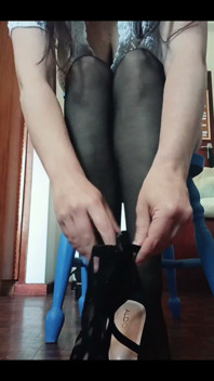 Memakai stiletto kegemaran saya