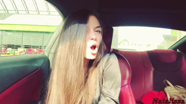 Natalissa: Descuidada mamada y garganta profunda en coche