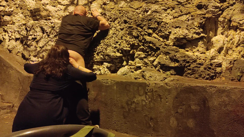 Toilet Mommy: Üvey anne üvey oğlunun kıllı götünü yalıyor ve onu boşaltıyor