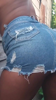 Desperate for a Wee in Short Skirt Pissing Outdoors