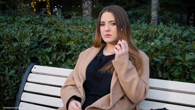 Russian Smokers: Ruská dívka tráví polední přestávku kouřením 1 cigs