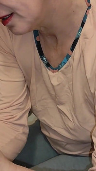 继母熟女被骗，现在她被口爆，然后吞下大量精液