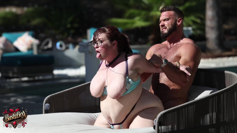 Busty Bexx: À beira da piscina 3 buracos, puta de uso livre