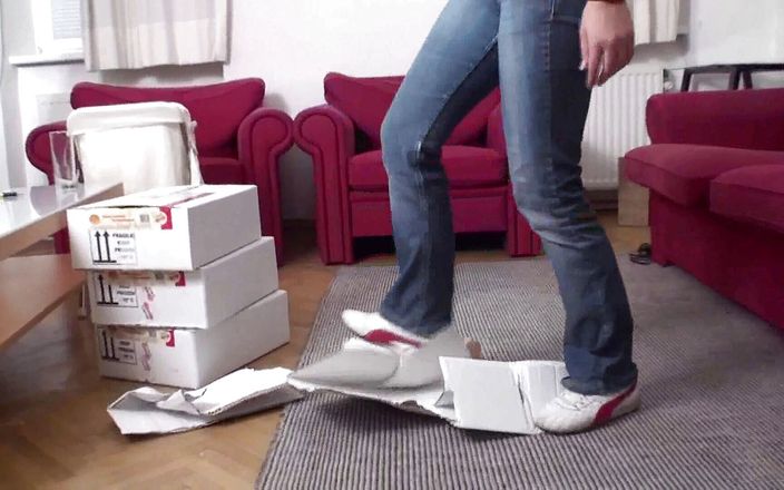 Foot Girls: Trampelboxen im wohnzimmer