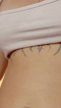 Ragazza sexy vuole essere scopata quando è sola a casa