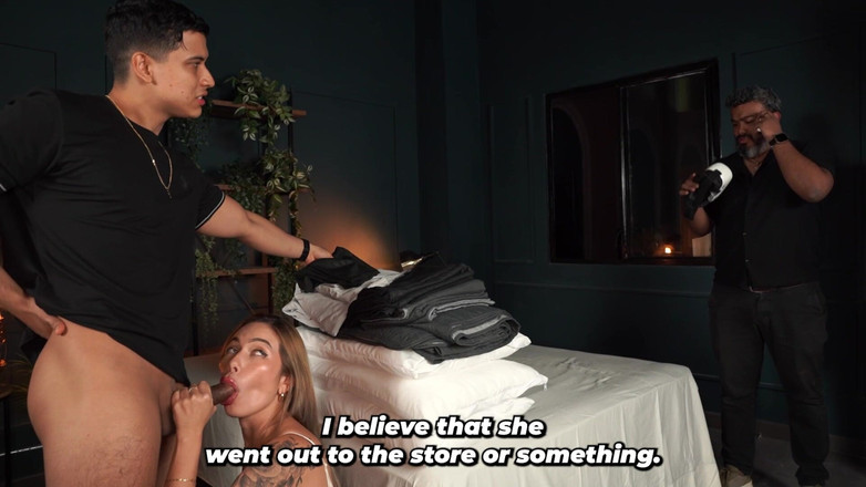 Angel Cruz: Mijn volgeborsteerde blonde stiefmoeder laat me haar neuken voor zijn...