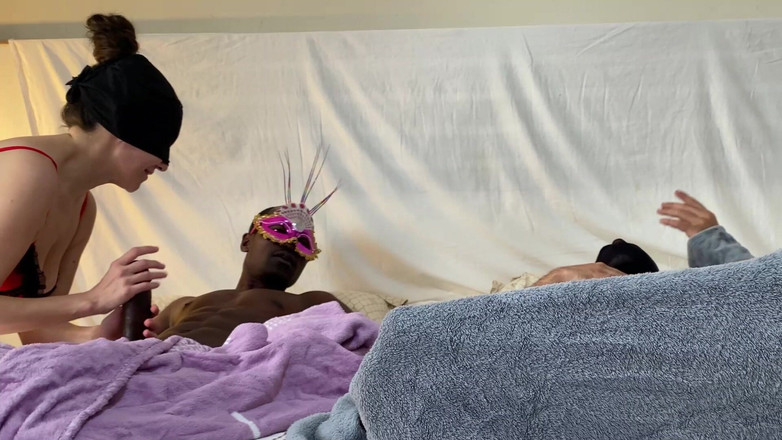 Mr Cute Cock: Istri sange ini didobel penetrasi sama kontol besar pria kulit...