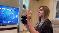 Stiefsohn fickt stiefmutter, während sie in der virtuellen realität ist