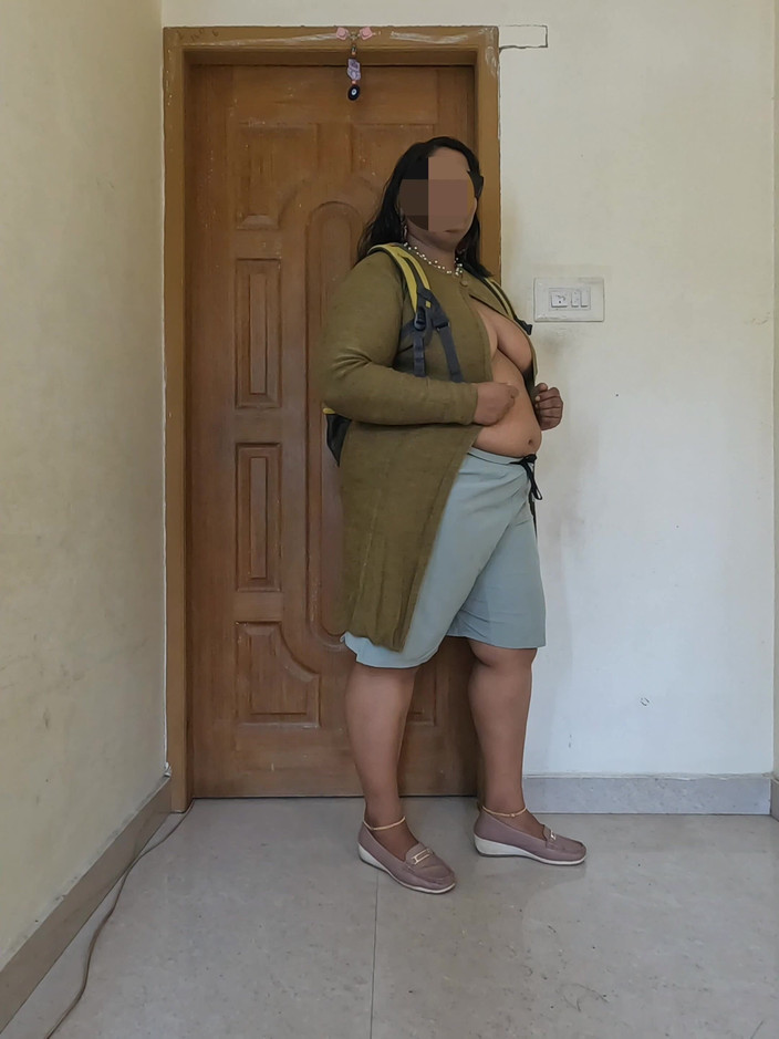 Anne Ipe: Séance photo avec une grosse Indienne aux seins nus.