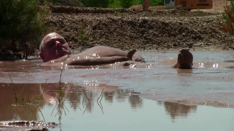 Muddy chubby: Baie de noroi într-o groapă de nisip cu noroi adânc, cremos,...
