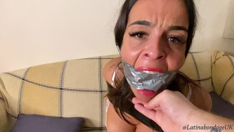 Latina Fetish: Latina mit klebeband eng und geknebelt mit großem ballknebel und...