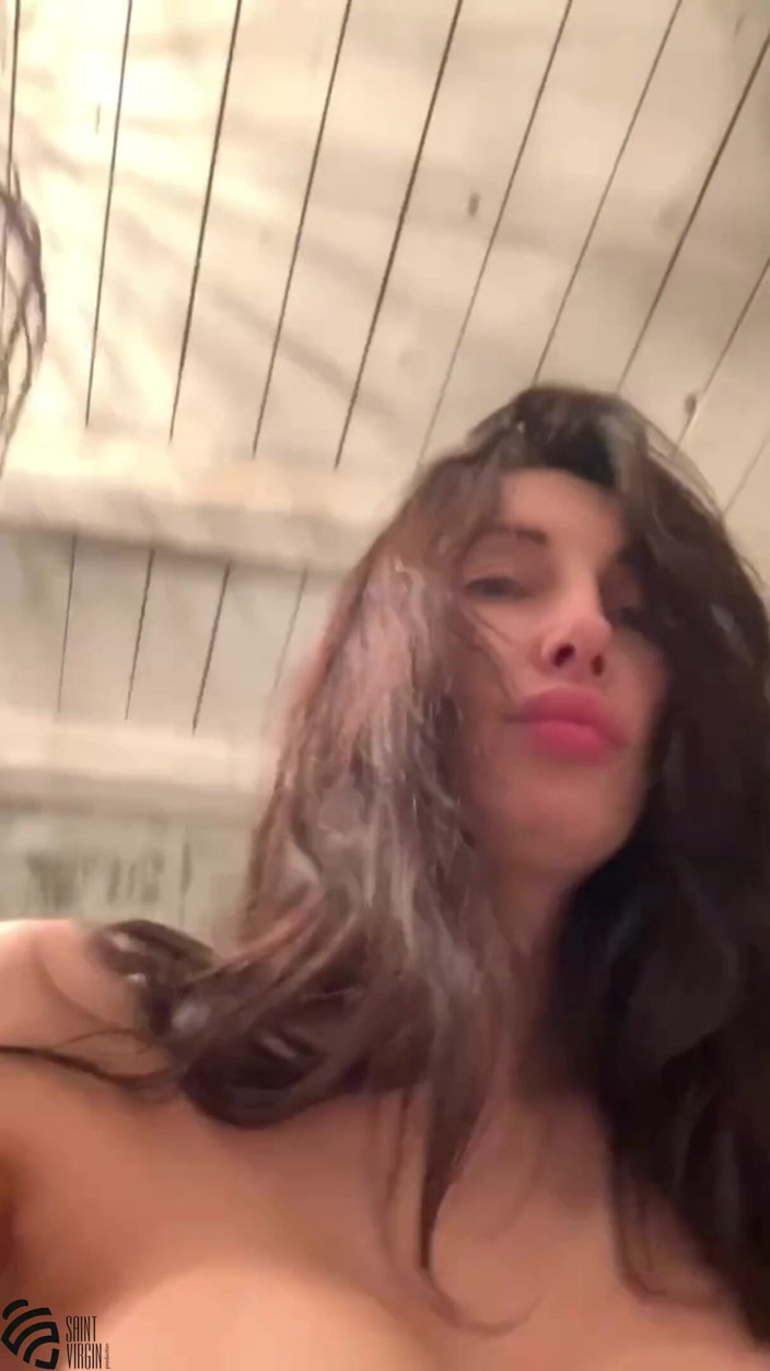 SaintVirginPro: La miLF nuda fa la routine mattutina in bagno, si...
