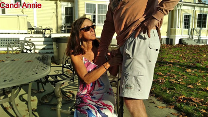 Candi Annie: Candi Annie açık havada bolca sıcak kremsi döl sağıyor