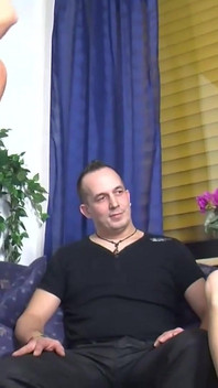 Sexy milfka s velkými prsy miluje péro miluje sex ve třech s kundičkou